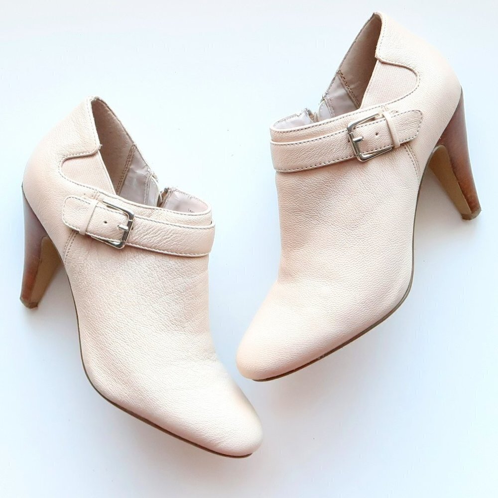 Alfani Shirlee Cream Leather Almond Toe Heeled Ankle Boots Booties 8.5